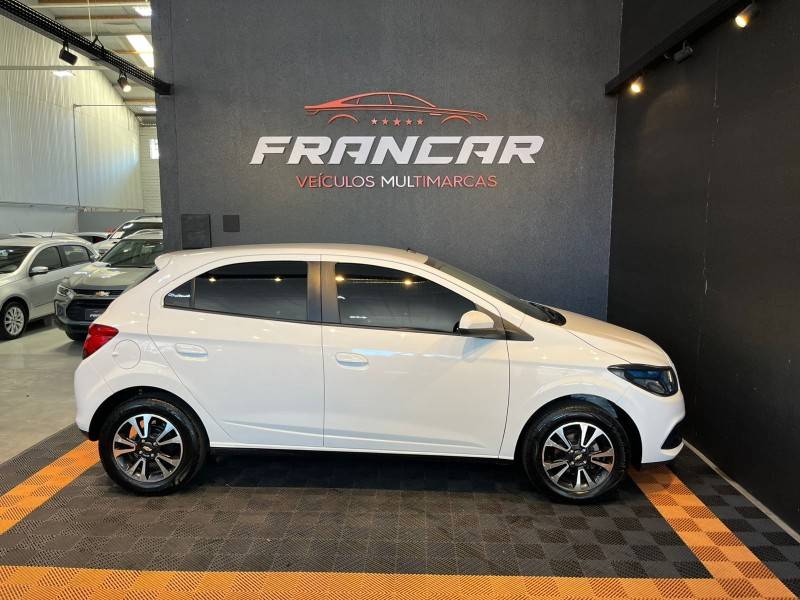 CHEVROLET - ONIX - 2013/2014 - Branca - R$ 54.900,00