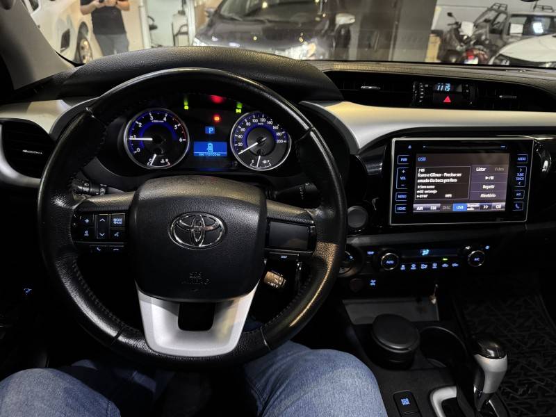 TOYOTA - HILUX - 2018/2019 - Cinza - R$ 180.000,00