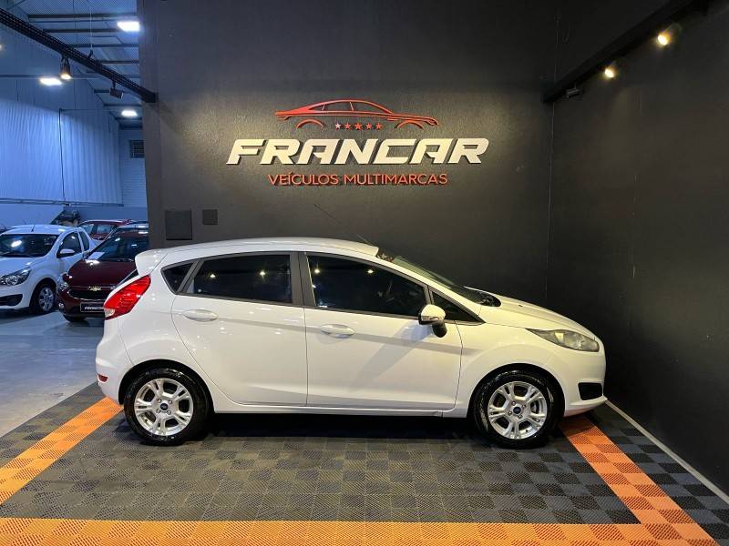FORD - FIESTA - 2017/2017 - Branca - R$ 59.900,00
