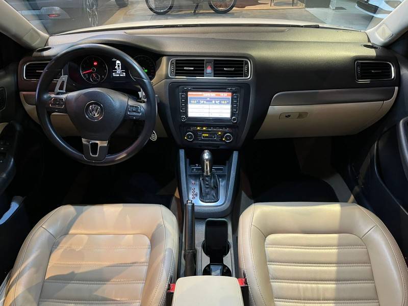 VOLKSWAGEN - JETTA - 2011/2012 - Branca - R$ 73.900,00