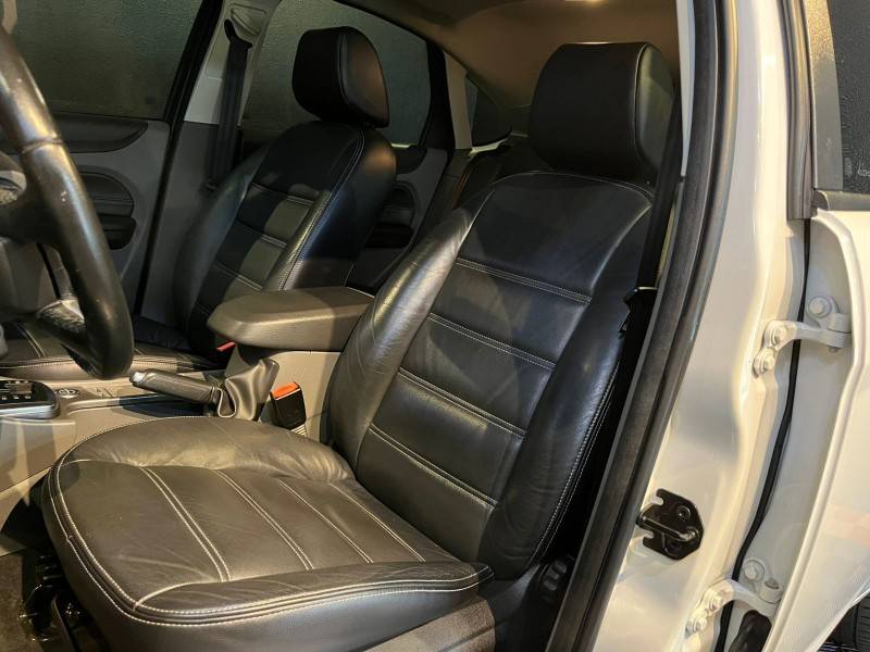 FORD - FOCUS - 2012/2013 - Branca - R$ 55.900,00