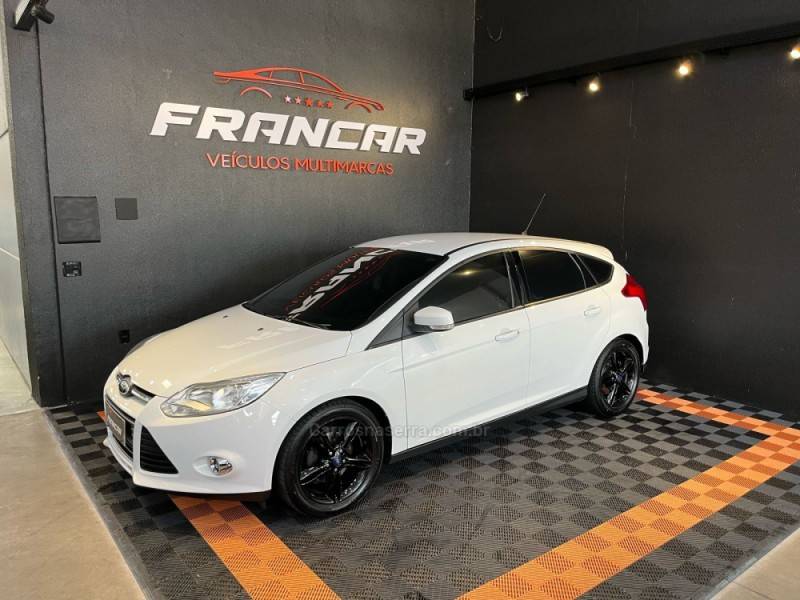 FORD - FOCUS - 2013/2014 - Branca - R$ 54.900,00