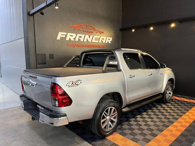 TOYOTA - HILUX - 2018/2018 - Prata - R$ 205.900,00