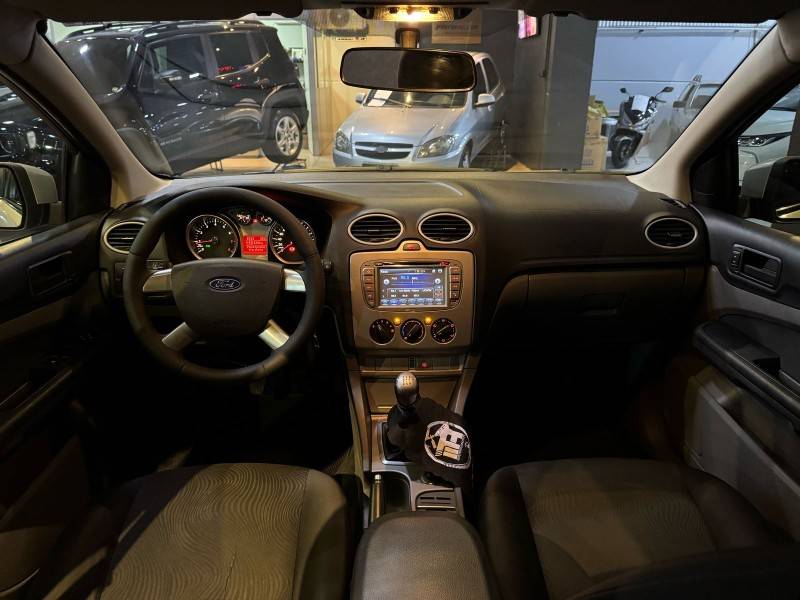 FORD - FOCUS - 2011/2012 - Prata - R$ 45.900,00