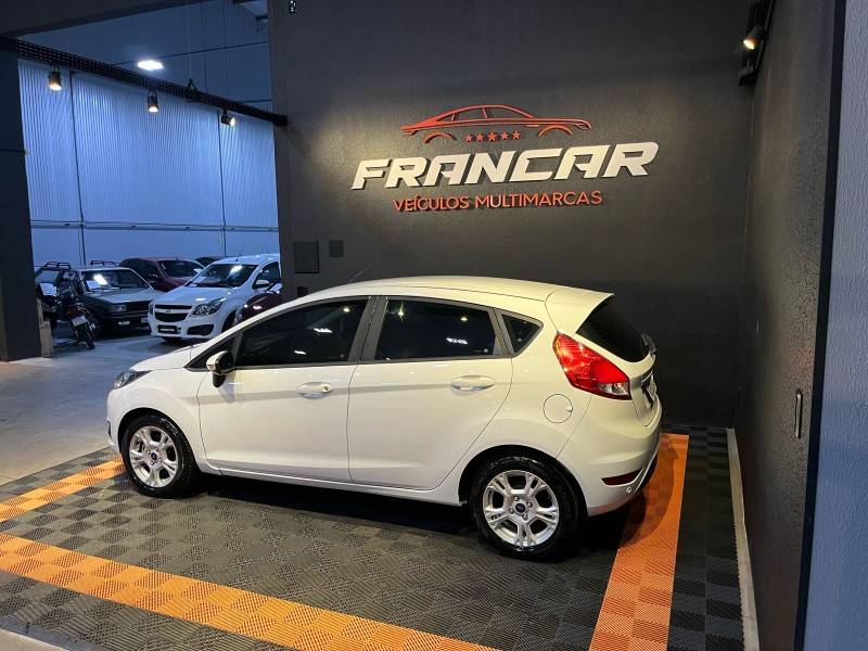 FORD - FIESTA - 2017/2017 - Branca - R$ 59.900,00