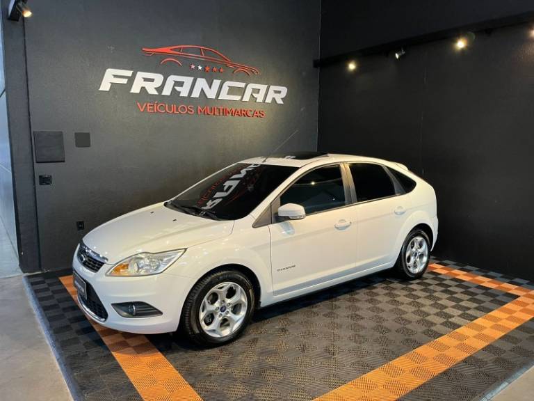 FORD - FOCUS - 2012/2013 - Branca - R$ 56.900,00