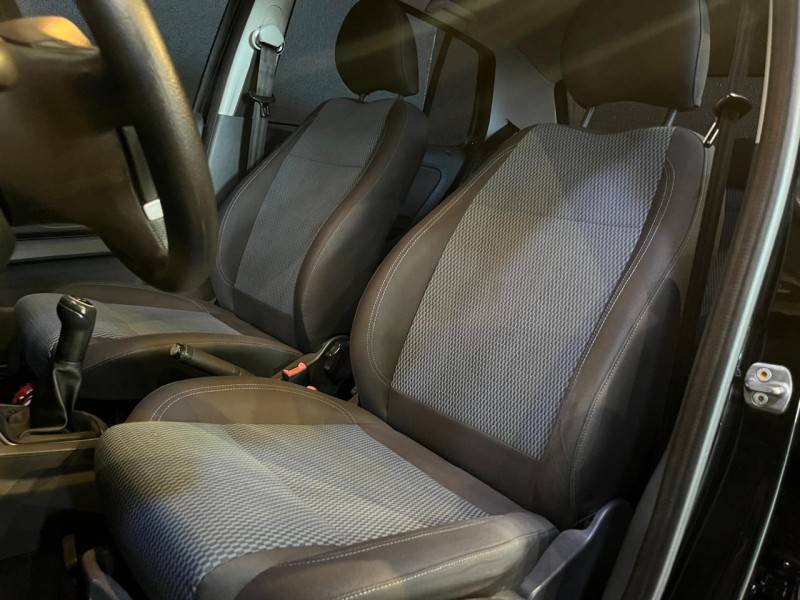 VOLKSWAGEN - FOX - 2012/2013 - Preta - R$ 43.900,00