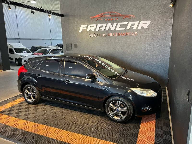 FORD - FOCUS - 2013/2014 - Preta - R$ 52.900,00