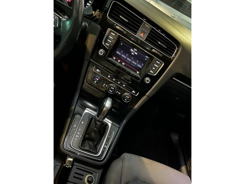 VOLKSWAGEN - GOLF - 2014/2015 - Branca - R$ 77.900,00