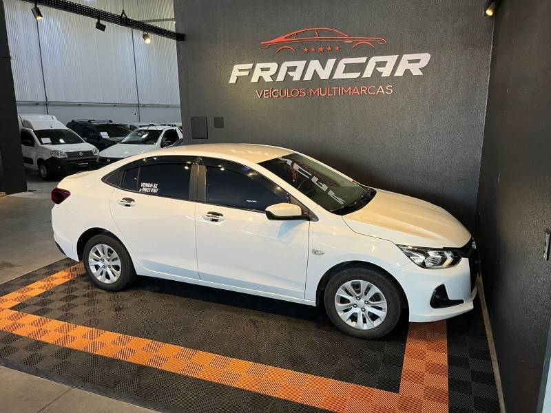 CHEVROLET - ONIX - 2022/2023 - Branca - R$ 63.900,00