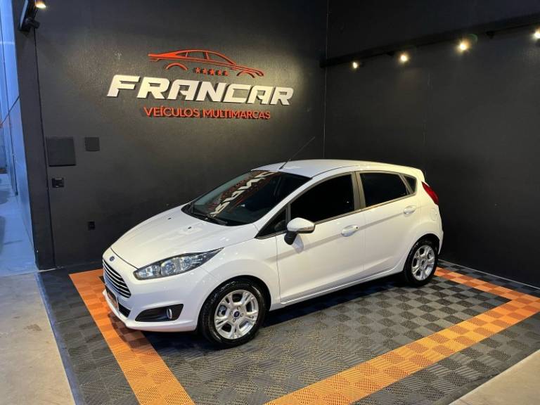 FORD - FIESTA - 2017/2017 - Branca - R$ 58.900,00