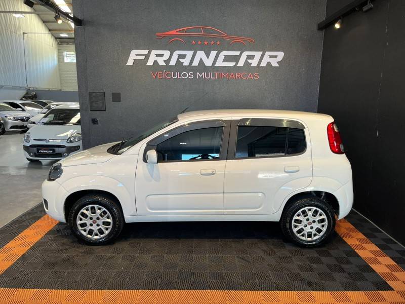 FIAT - UNO - 2015/2016 - Branca - R$ 39.900,00