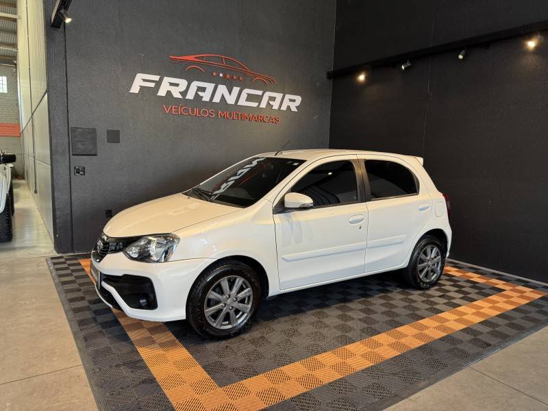 TOYOTA - ETIOS - 2018/2019 - Branca - R$ 68.900,00