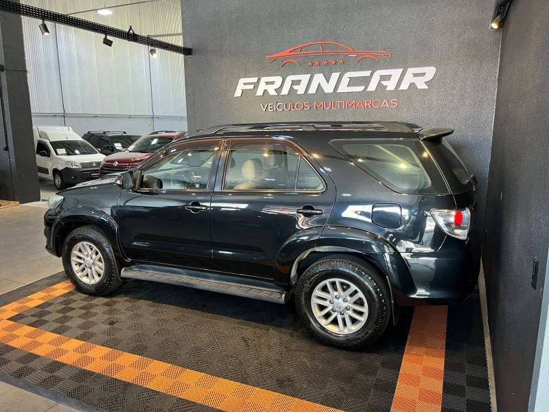 TOYOTA - HILUX SW4 - 2011/2012 - Preta - R$ 136.900,00