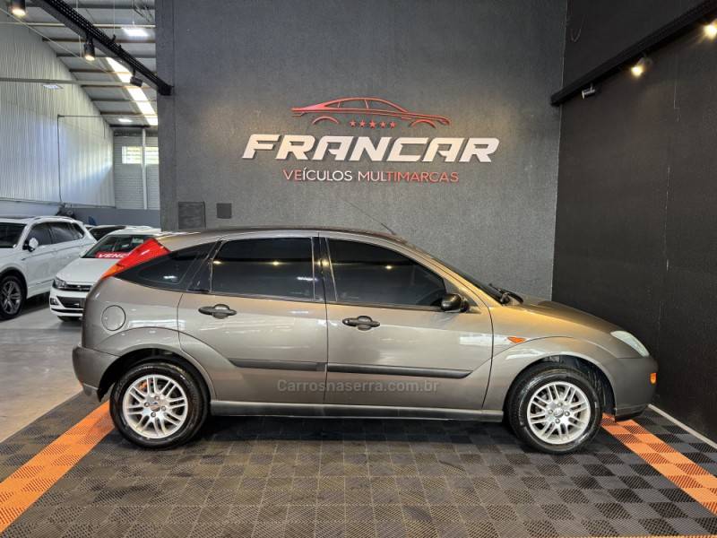 FORD - FOCUS - 2000/2001 - Dourada - R$ 23.900,00