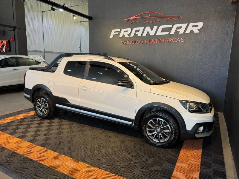 VOLKSWAGEN - SAVEIRO - 2017/2018 - Branca - R$ 83.900,00