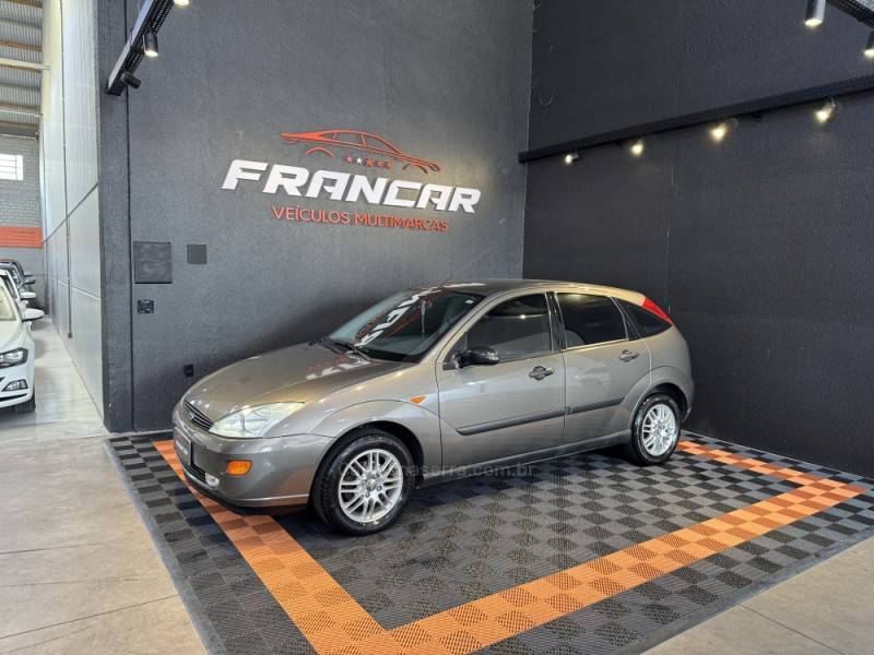 FORD - FOCUS - 2000/2001 - Dourada - R$ 23.900,00