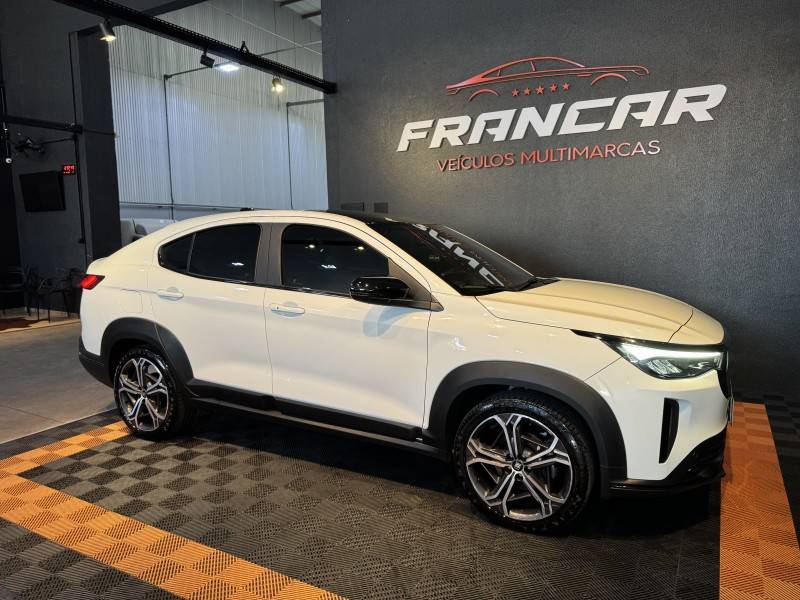 FIAT - FASTBACK - 2023/2024 - Branca - R$ 127.900,00
