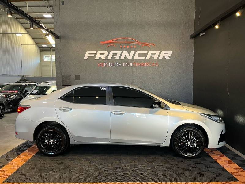TOYOTA - COROLLA - 2017/2018 - Prata - R$ 93.900,00