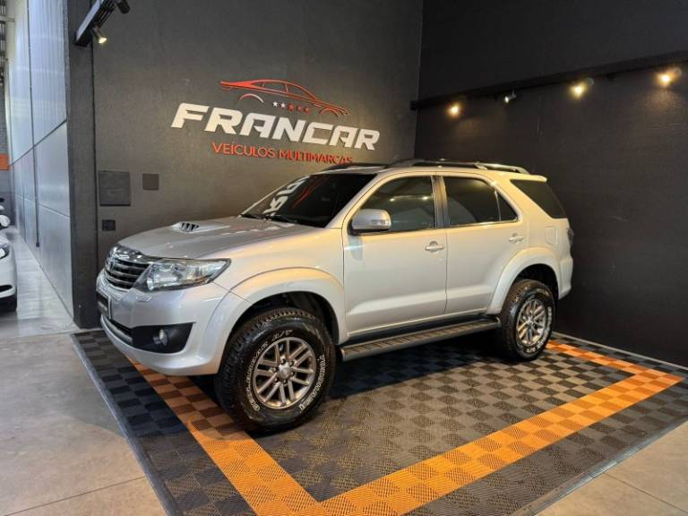 TOYOTA - HILUX SW4 - 2011/2012 - Prata - R$ 139.900,00