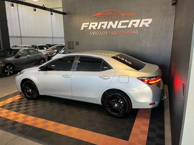 TOYOTA - COROLLA - 2017/2018 - Prata - R$ 93.900,00