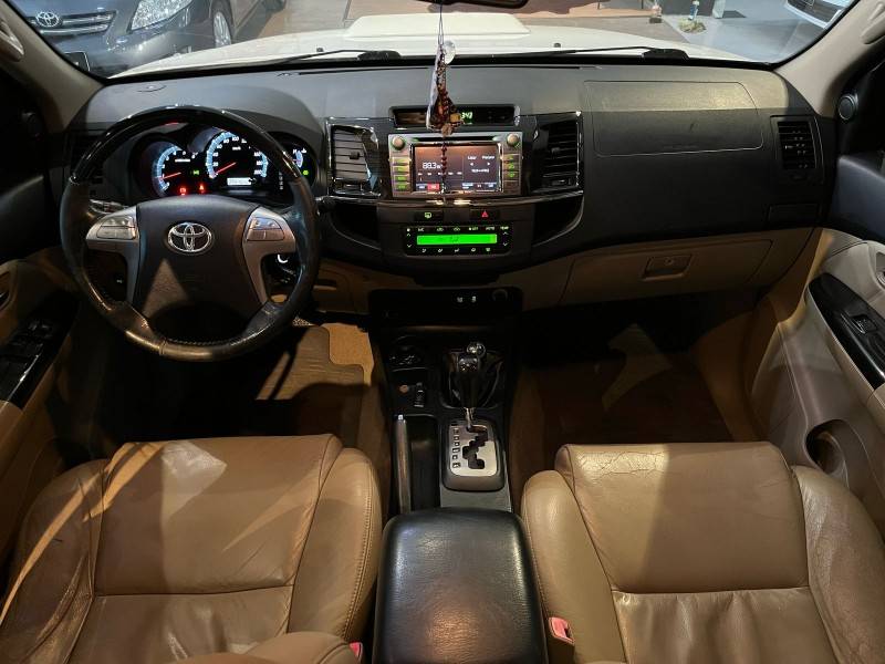 TOYOTA - HILUX SW4 - 2014/2014 - Branca - R$ 145.900,00