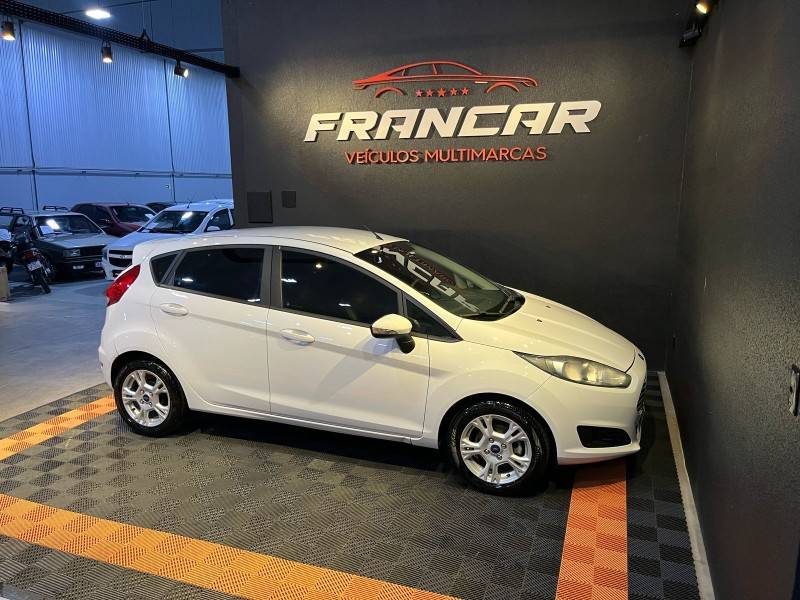 FORD - FIESTA - 2017/2017 - Branca - R$ 59.900,00