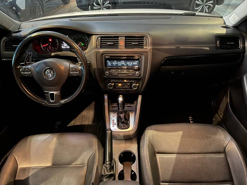 VOLKSWAGEN - JETTA - 2012/2012 - Branca - R$ 63.900,00