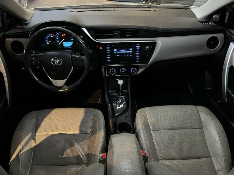 TOYOTA - COROLLA - 2017/2018 - Prata - R$ 93.900,00