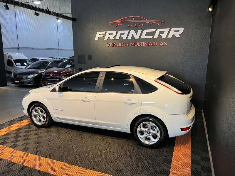 FORD - FOCUS - 2012/2013 - Branca - R$ 56.900,00