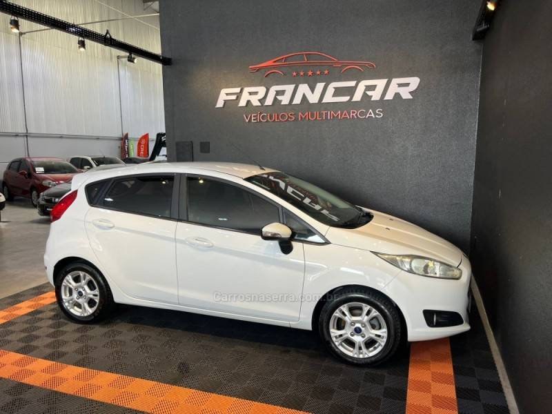 FORD - FIESTA - 2015/2015 - Branca - R$ 49.900,00