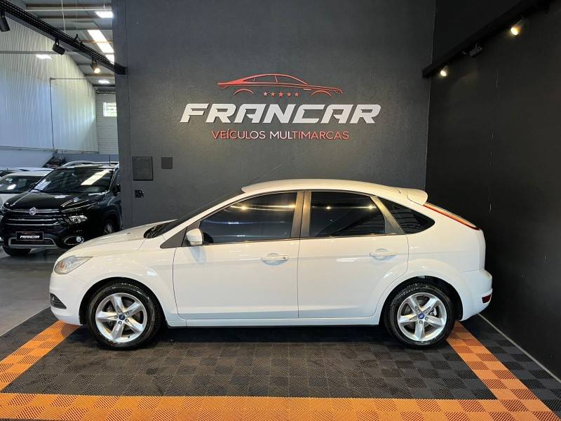 FORD - FOCUS - 2011/2012 - Branca - R$ 44.900,00