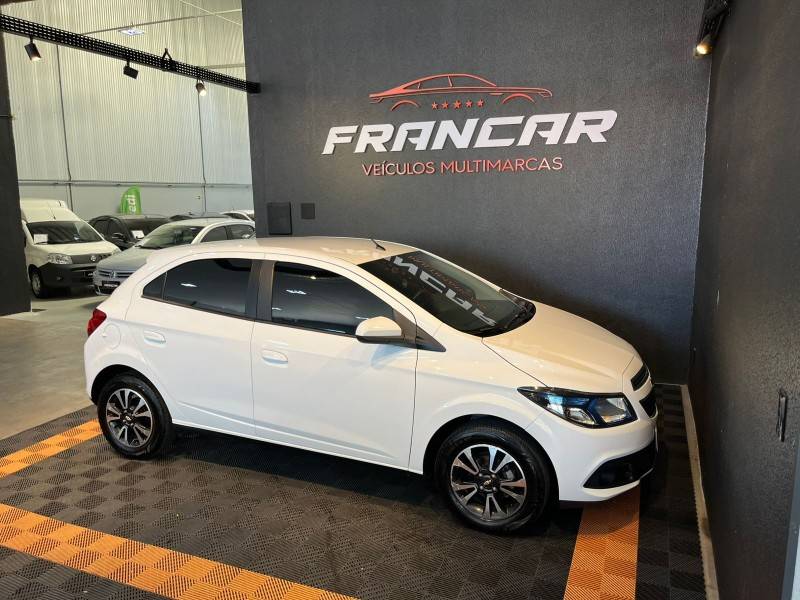 CHEVROLET - ONIX - 2013/2014 - Branca - R$ 53.900,00
