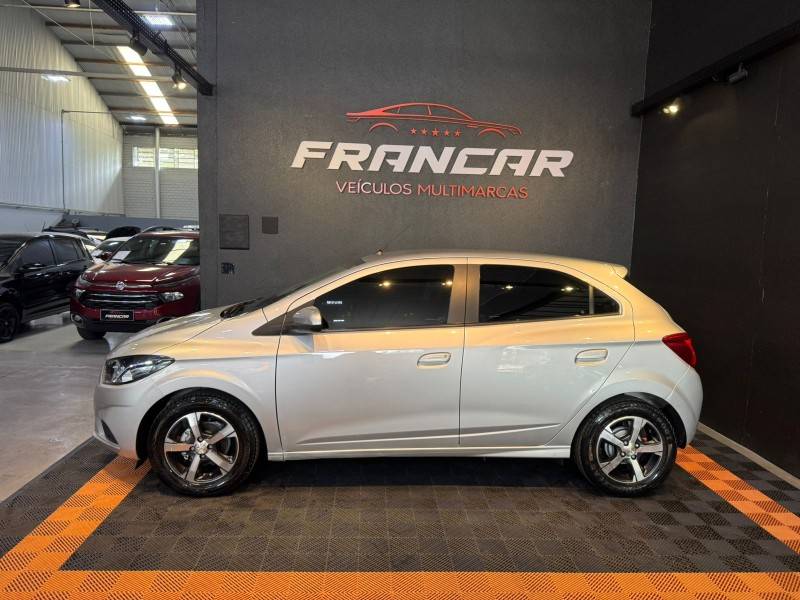 CHEVROLET - ONIX - 2017/2018 - Prata - R$ 69.900,00