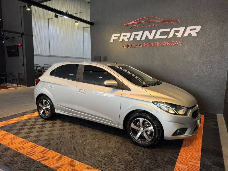 CHEVROLET - ONIX - 2017/2018 - Prata - R$ 67.900,00