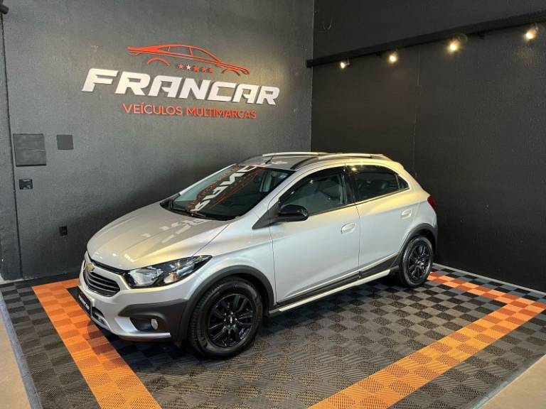 CHEVROLET - ONIX - 2018/2019 - Prata - R$ 70.900,00