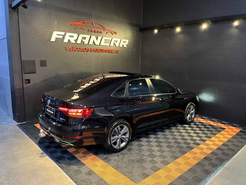 VOLKSWAGEN - JETTA - 2018/2019 - Preta - R$ 121.900,00