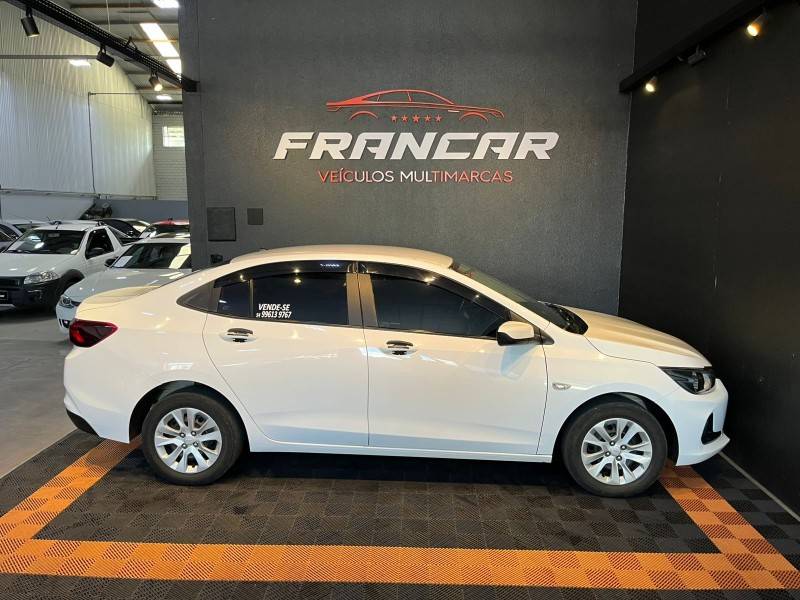 CHEVROLET - ONIX - 2022/2023 - Branca - R$ 63.900,00