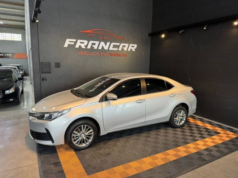TOYOTA - COROLLA - 2017/2018 - Prata - R$ 89.900,00