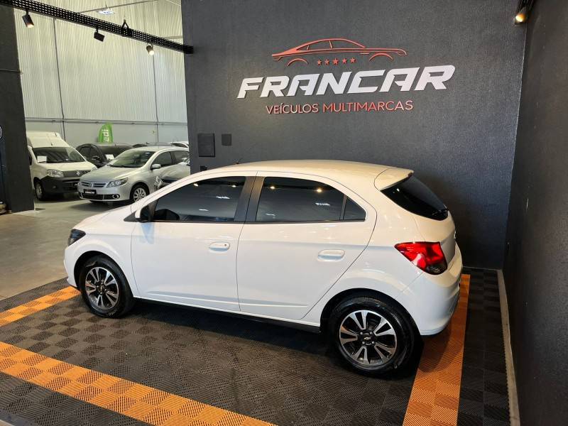 CHEVROLET - ONIX - 2013/2014 - Branca - R$ 53.900,00