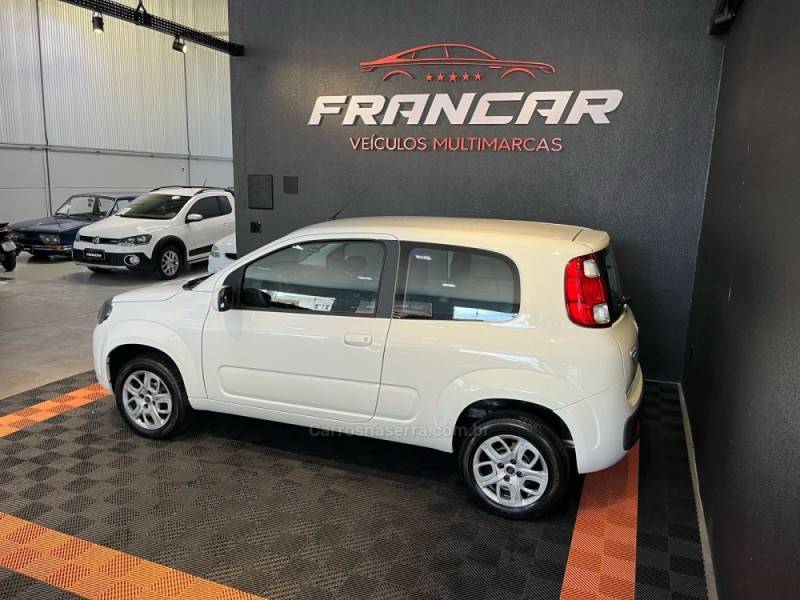 FIAT - UNO - 2015/2016 - Branca - R$ 37.900,00