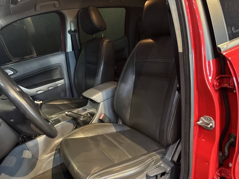 FORD - RANGER - 2012/2013 - Vermelha - R$ 107.900,00