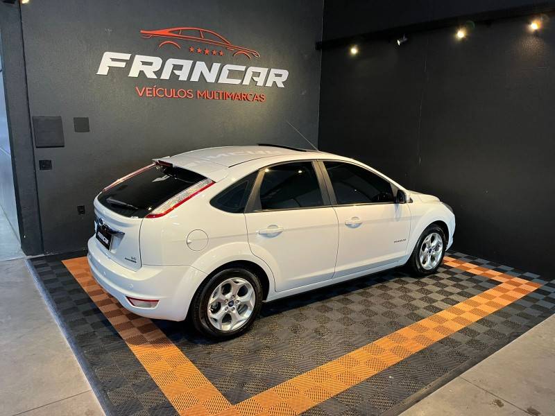 FORD - FOCUS - 2012/2013 - Branca - R$ 56.900,00