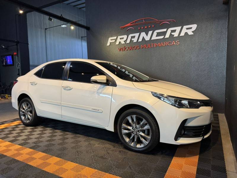 TOYOTA - COROLLA - 2018/2019 - Branca - R$ 108.900,00