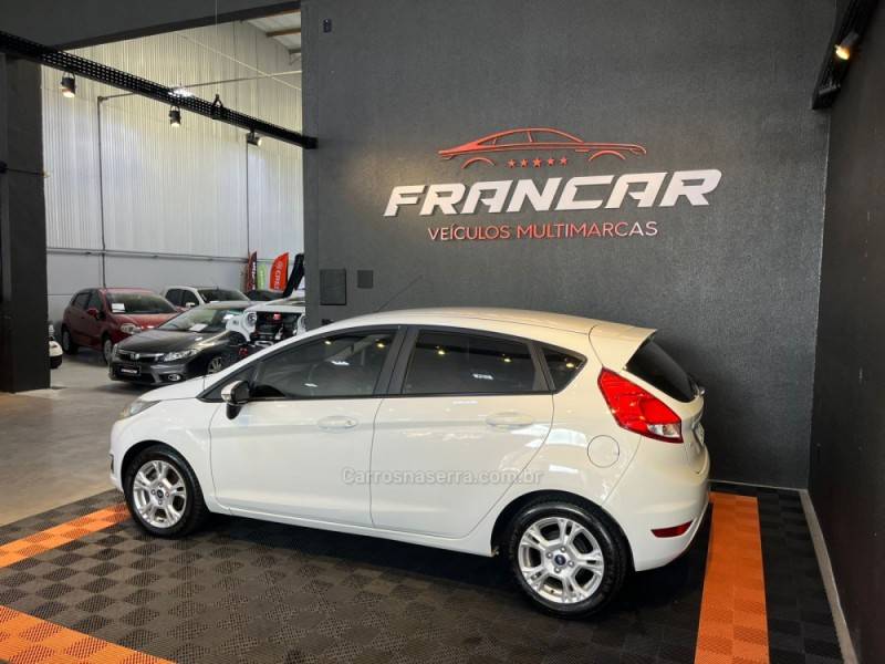 FORD - FIESTA - 2015/2015 - Branca - R$ 49.900,00