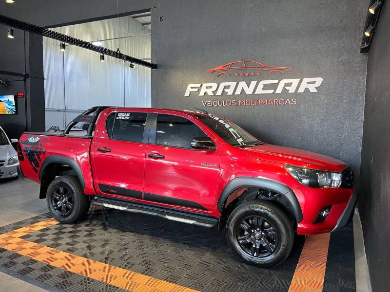 TOYOTA - HILUX - 2017/2018 - Vermelha - R$ 179.900,00