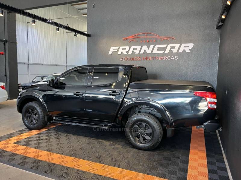 MITSUBISHI - L200 TRITON - 2016/2017 - Preta - R$ 129.900,00