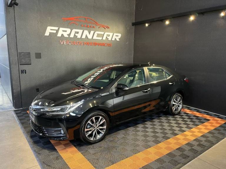 TOYOTA - COROLLA - 2017/2018 - Preta - R$ 109.900,00