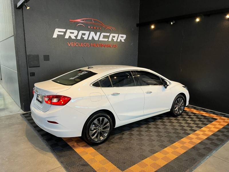 CHEVROLET - CRUZE - 2017/2018 - Branca - R$ 92.900,00