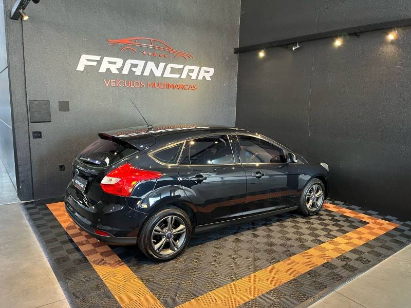 FORD - FOCUS - 2013/2014 - Preta - R$ 52.900,00